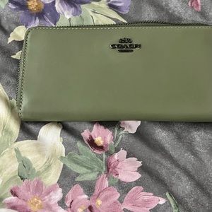 Coach zip around wallet Olive green